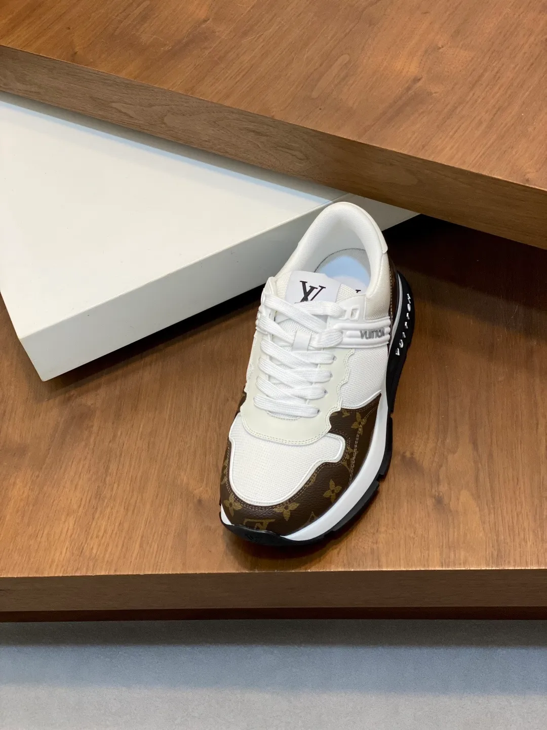 💰800 Lujia new color matching men's 🧍‍♂️trainer sneakers, this LV Trainer sneaker is made of soft grained calfskin and presents pure tones. The brand was born in 1854. The designer's handwritten brand logo is embellished on one side. Virgil Abloh designed it himself. It is a very commemorative sneaker. Brand new LV Louis Vuitton louis vuitton trainer sneaker low casual sports culture versatile basketball shoes Size: 39-44 (38, 45, 46 customized)